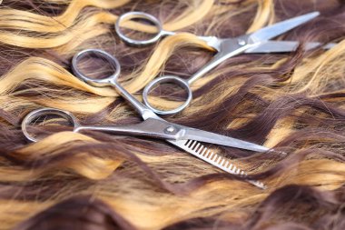 Dalgalı iki tonda saç makasları.