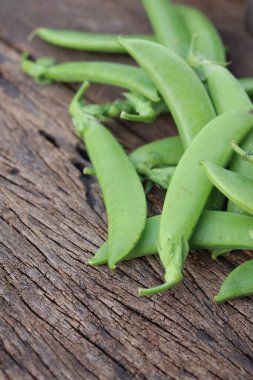 Tahta kasede taze bezelyeler, yakın plan.
