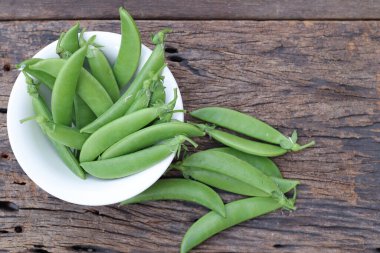 Tahta kasede taze bezelyeler, yakın plan.
