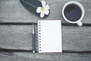 Boş not defteri ve kalem ile kahve fincanı Ofis Masası üzerinde