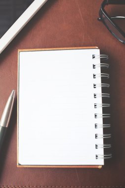 Boş not defteri ve Ofis Masaları gözlüklerle akıllı telefon