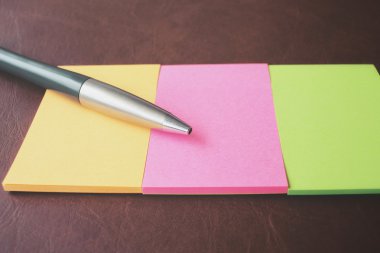 Ofis Masaları üzerinde kalem ile sopa not