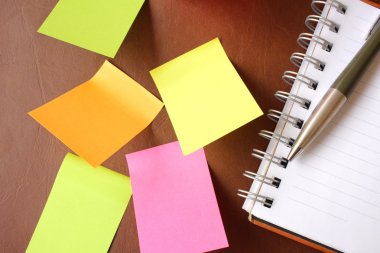 Ofis Masaları üzerinde boş Not Defteri ile sopa not