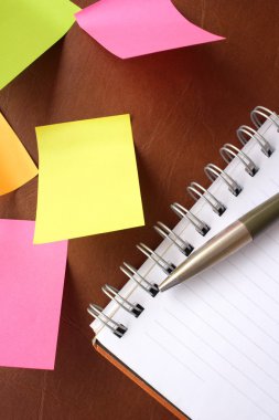 Ofis Masaları üzerinde boş Not Defteri ile sopa not