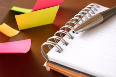 Ofis Masaları üzerinde boş Not Defteri ile sopa not