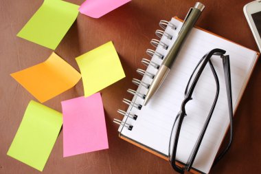 Ofis Masaları üzerinde boş Not Defteri ile sopa not