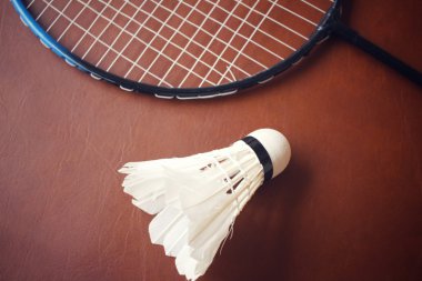 Shuttlecocks badminton raket ile.