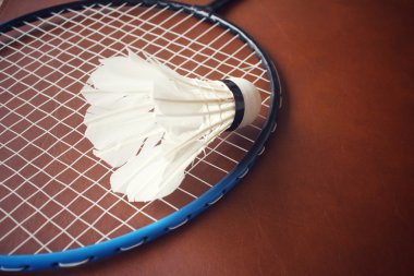 Shuttlecocks badminton raket ile.