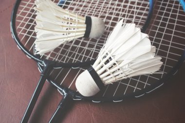 Shuttlecocks badminton raket ile.