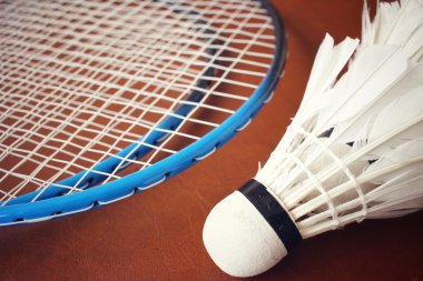 Shuttlecocks badminton raket ile.