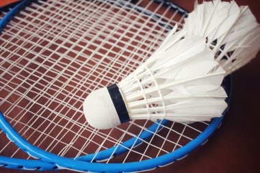 Shuttlecocks badminton raket ile.
