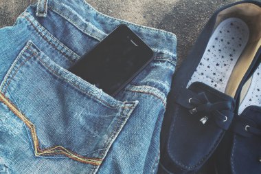 Spor ayakkabı, kot ile akıllı telefon