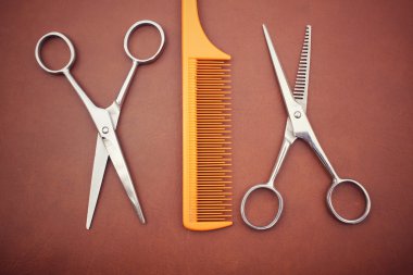 saç kesme makası ve tarak