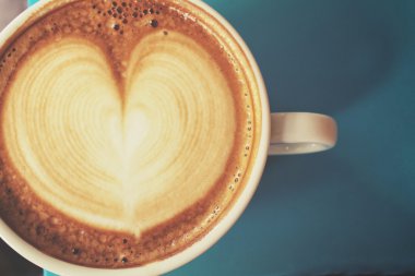 Klasik latte sanat kahvesi.