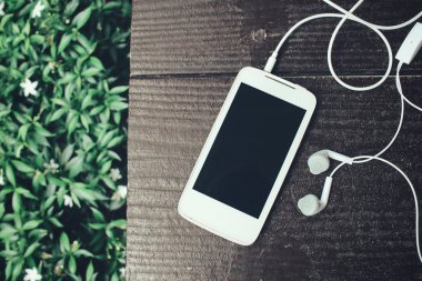 kulaklık ile akıllı telefon