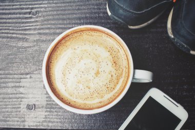 Latte Kahve ve spor ayakkabıları ile smartphone
