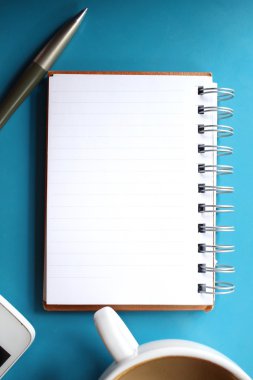 Boş not defteri ve kalem ofis masaları kahve ile