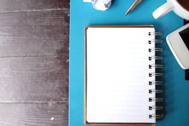 Boş not defteri ve Ofis Masaları kahve ile smartphone