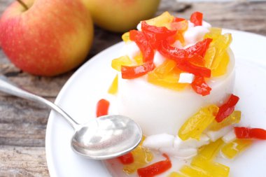 Puding ile meyve jöle