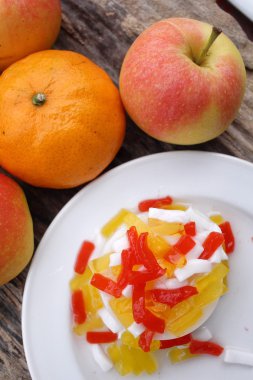 Puding ile meyve jöle