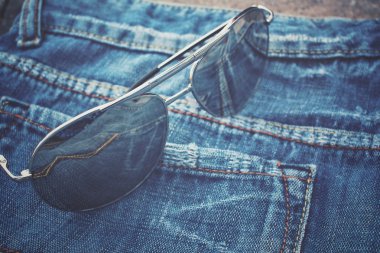 Kot pantolon cebinde gözlük