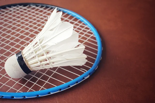 Shuttlecocks com raquete de badminton . — Fotografia de Stock