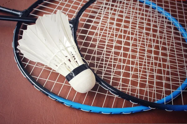 Shuttles met badminton racket. — Stockfoto