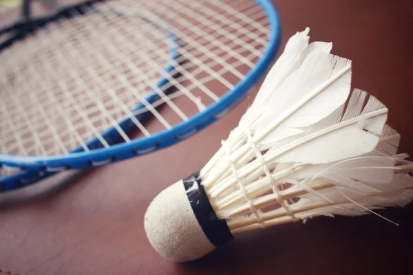 Shuttlecocks com raquete de badminton . — Fotografia de Stock