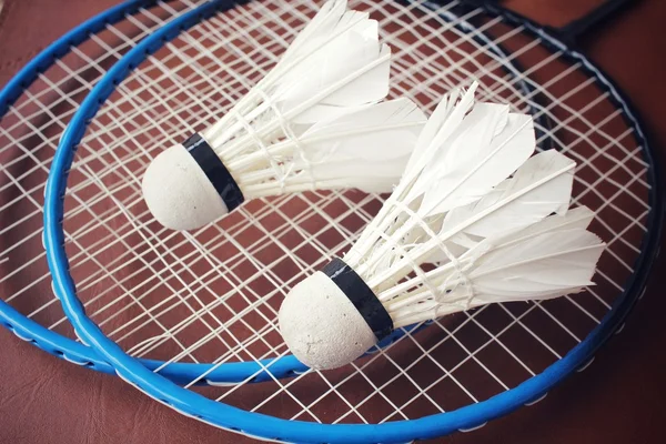 Opeřené s badminton raketa. — Stock fotografie