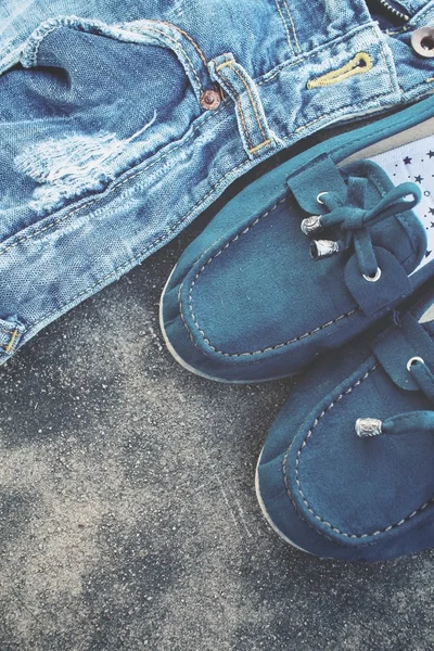 Sapatilhas com jeans — Fotografia de Stock
