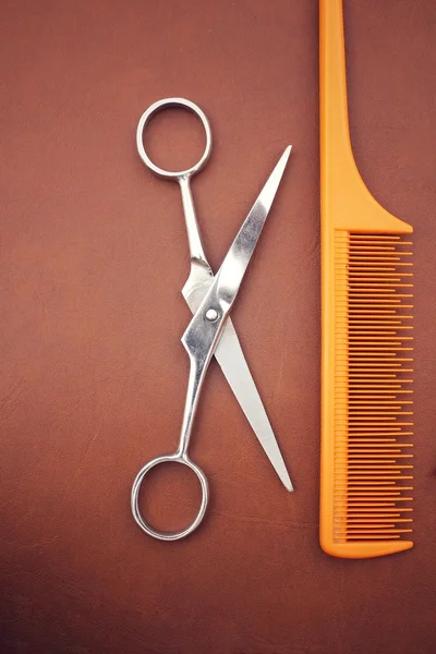 Saç kesme makası ve tarak — Stok fotoğraf