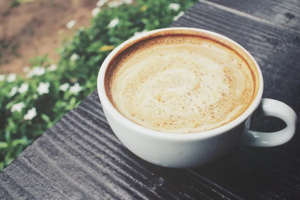 Vintage latte art koffie in de tuin — Stockfoto