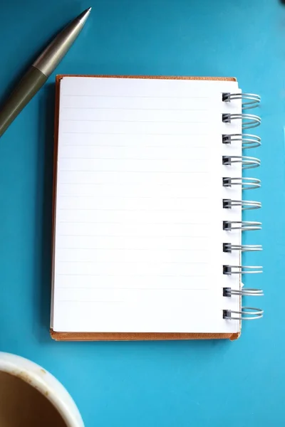 Puste notatnik i długopis z kawy na urząd tabeli — Zdjęcie stockowe