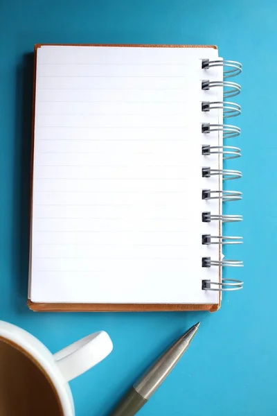 Пустой блокнот и ручка с кофе на рабочем столе — стоковое фото