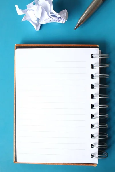 Bloco de notas em branco com caneta na mesa de escritório — Fotografia de Stock