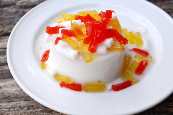 Pudding with fruit jelly — Stock Photo, Image