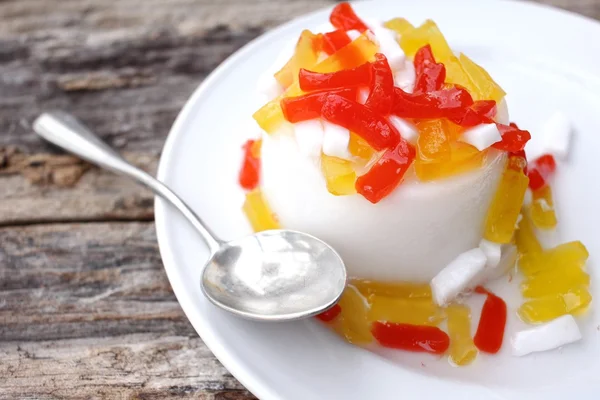 Pudding with fruit jelly — Stock Photo, Image