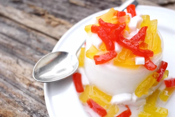 Pudding with fruit jelly — Stock Photo, Image