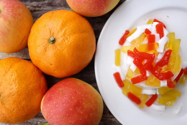 Pudding mit Fruchtgelee — Stockfoto