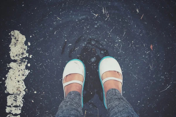 Селфи обуви на воде — стоковое фото
