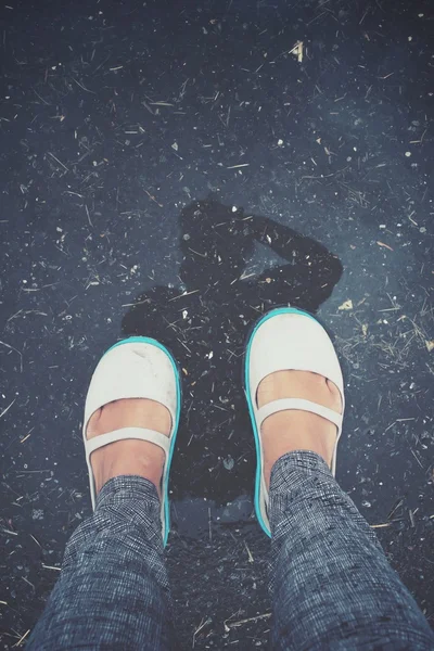 Selfie de chaussures avec ombre prendre une photo — Photo