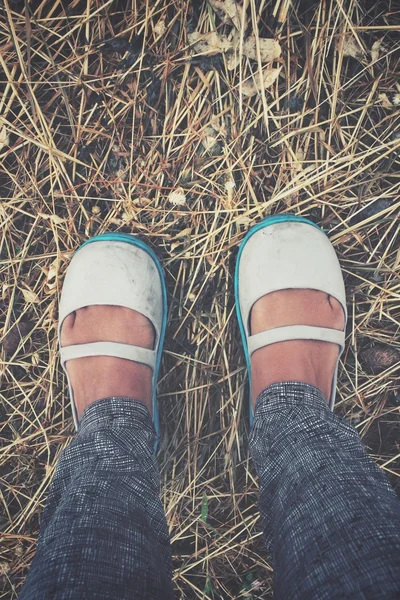 Selfie skor med torkat gräs — Stockfoto