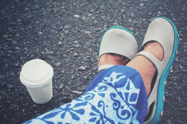 Selfie av fötter med kaffe papper kopp — Stockfoto