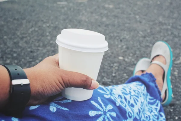 Selfie einer Kaffeepapiertasse mit Füßen — Stockfoto