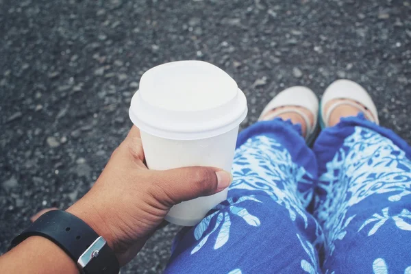 Селфі чашка кавового паперу на руці з ногами — стокове фото