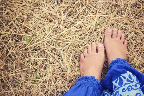 Селфи ног на сухой траве — стоковое фото