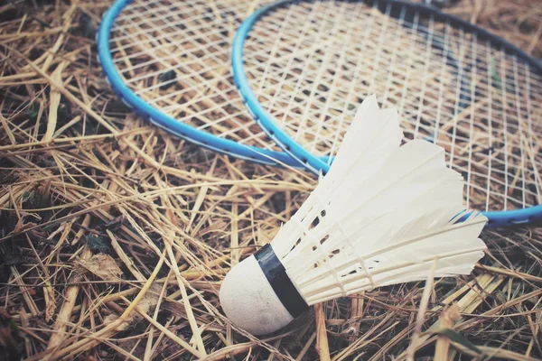 Shuttlecocks badminton raket ile. — Stok fotoğraf