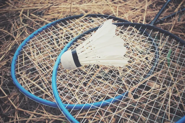 Navettes avec raquette de badminton . — Photo