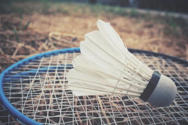 Shuttlecocks com raquete de badminton . — Fotografia de Stock