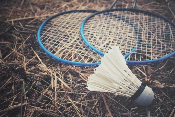 Shuttlecocks badminton raket ile. — Stok fotoğraf